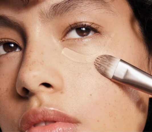 Không dùng kem che khuyết điểm quá nhiều