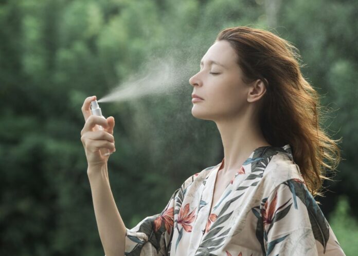 Có thể dùng xịt khóa makeup