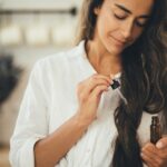 Dầu argan giúp giữ ẩm cho tóc, từ đó giảm nguy cơ khô xơ