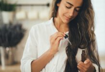 Dầu argan là gì và vì sao được xem là “vàng lỏng” cho mái tóc? Dầu argan giúp giữ ẩm cho tóc, từ đó giảm nguy cơ khô xơ