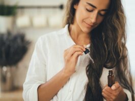 Dầu argan giúp giữ ẩm cho tóc, từ đó giảm nguy cơ khô xơ