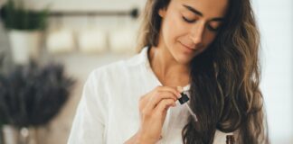 Dầu argan giúp giữ ẩm cho tóc, từ đó giảm nguy cơ khô xơ