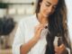 Dầu argan giúp giữ ẩm cho tóc, từ đó giảm nguy cơ khô xơ
