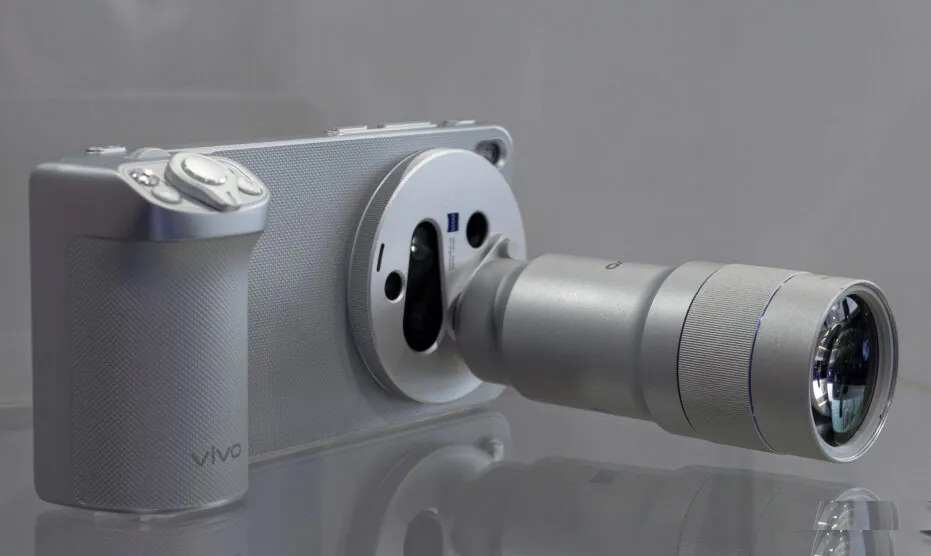 Điện thoại Vivo X300 Ultra với phụ kiện mở rộng ống kính (Ảnh: Internet)