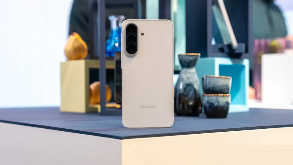 Điện thoại Galaxy A37 màu Awesome White (Ảnh: Internet)