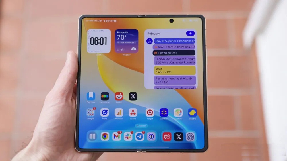 Điện thoại HONOR Magic V6 với màn hình trong đang bật (Ảnh: Internet)