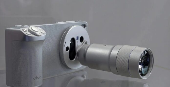 Điện thoại Vivo X300 Ultra với phụ kiện mở rộng ống kính (Ảnh: Internet)