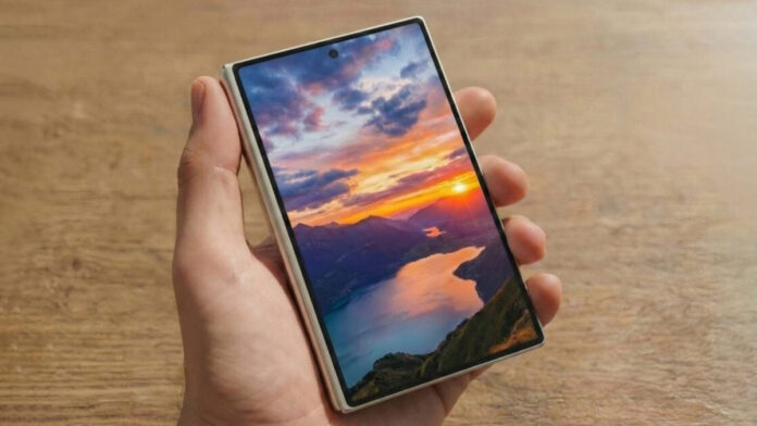 Màn hình phụ của Galaxy Wide Fold được cho là rộng hơn, giúp việc nhắn tin và sử dụng hàng ngày tự nhiên hơn (Ảnh: Internet)