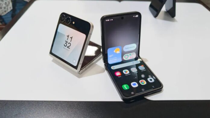 Điện thoại màn hình gập Galaxy Z Flip 7 FE với màu Đen và Trắng (Ảnh: Internet) Điện thoại màn hình gập Galaxy Z Flip 7 FE với màu Đen và Trắng (Ảnh: Internet)