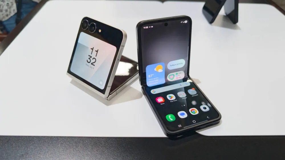 Điện thoại màn hình gập Galaxy Z Flip 7 FE với màu Đen và Trắng (Ảnh: Internet)