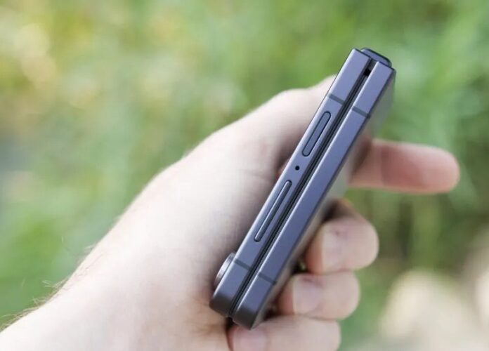 Điện thoại màn hình gập Galaxy Z Flip 7 (Ảnh: Internet) Điện thoại màn hình gập Galaxy Z Flip 7 (Ảnh: Internet)