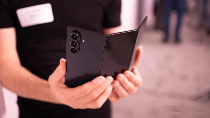 Điện thoại gập 3 màn hình Galaxy Z TriFold của Samsung (Ảnh: Internet)