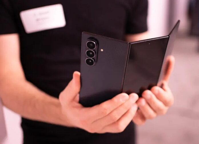 Điện thoại gập 3 màn hình Galaxy Z TriFold tại CES 2026 (Ảnh: Internet)