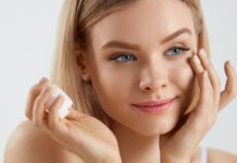 Chăm sóc da hằng ngày là bước quan trọng giúp giảm thiểu quầng thâm mắt