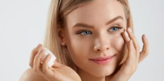 Chăm sóc da hằng ngày là bước quan trọng giúp giảm thiểu quầng thâm mắt