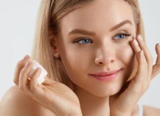 Chăm sóc da hằng ngày là bước quan trọng giúp giảm thiểu quầng thâm mắt