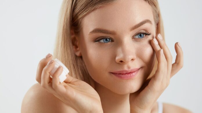 Chăm sóc da hằng ngày là bước quan trọng giúp giảm thiểu quầng thâm mắt