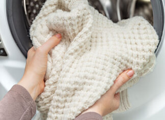 Có nên giặt quần áo mới trước khi mặc? Giặt quần áo trước khi mặc là cách đơn giản để giảm nguy cơ tiếp xúc với các tác nhân không mong muốn