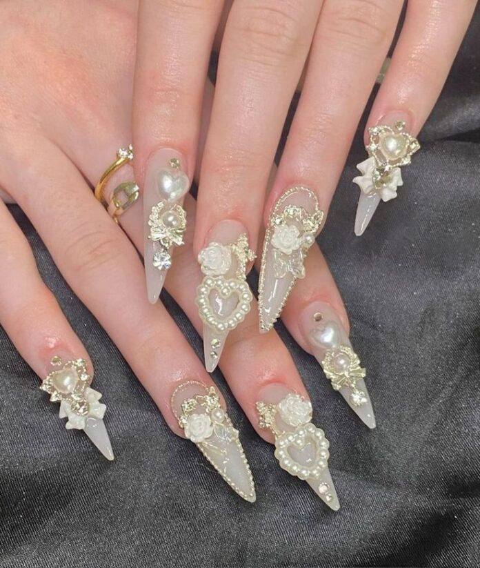 Nail trắng đính đá lớn