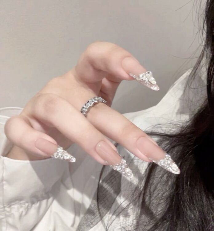 Đính đá chi tiết ở đầu móng