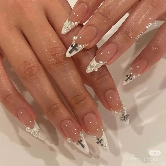 French trắng đầu móng kèm charm