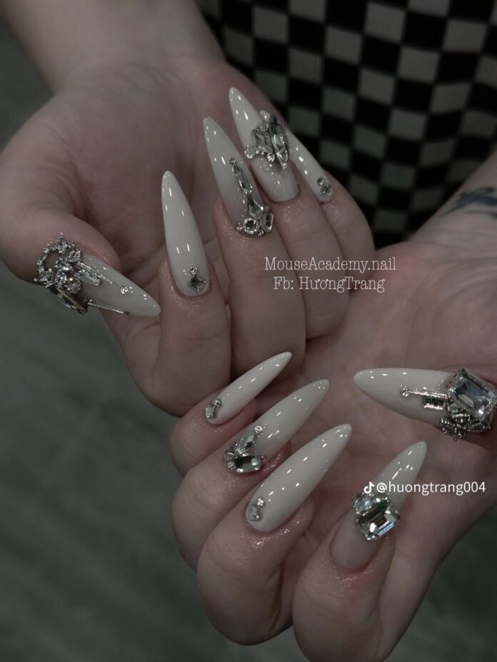 Nail trắng nhọn dài