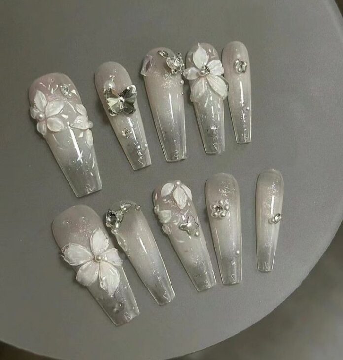 Nail trắng đắp nổi 3D