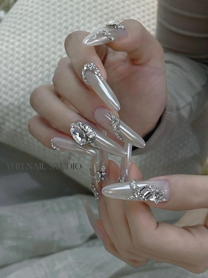 Nail trắng tráng gương