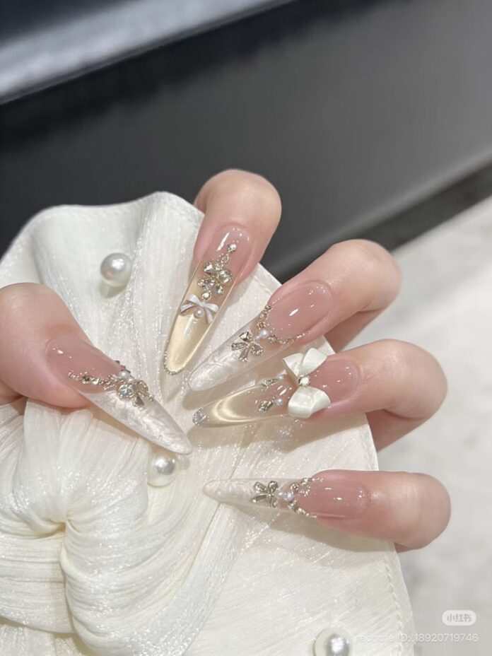 Móng dài lấp lánh siêu sang