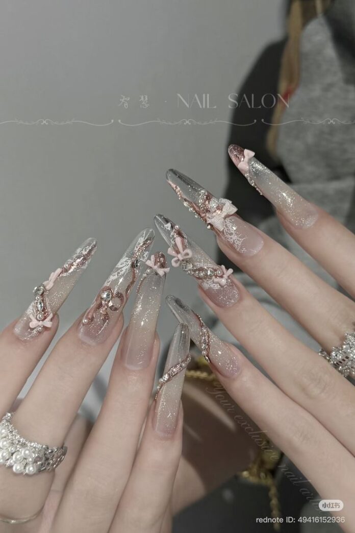 Đính nơ và hoa nhũ với nền móng trong