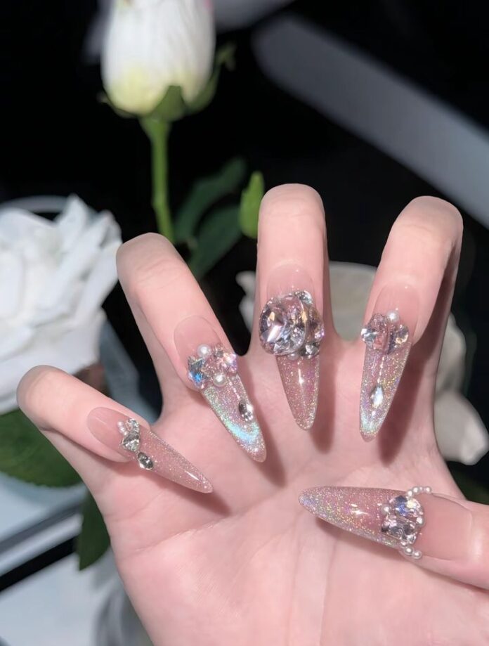 Đầu móng lấp lánh cùng với đá đính theo cụm