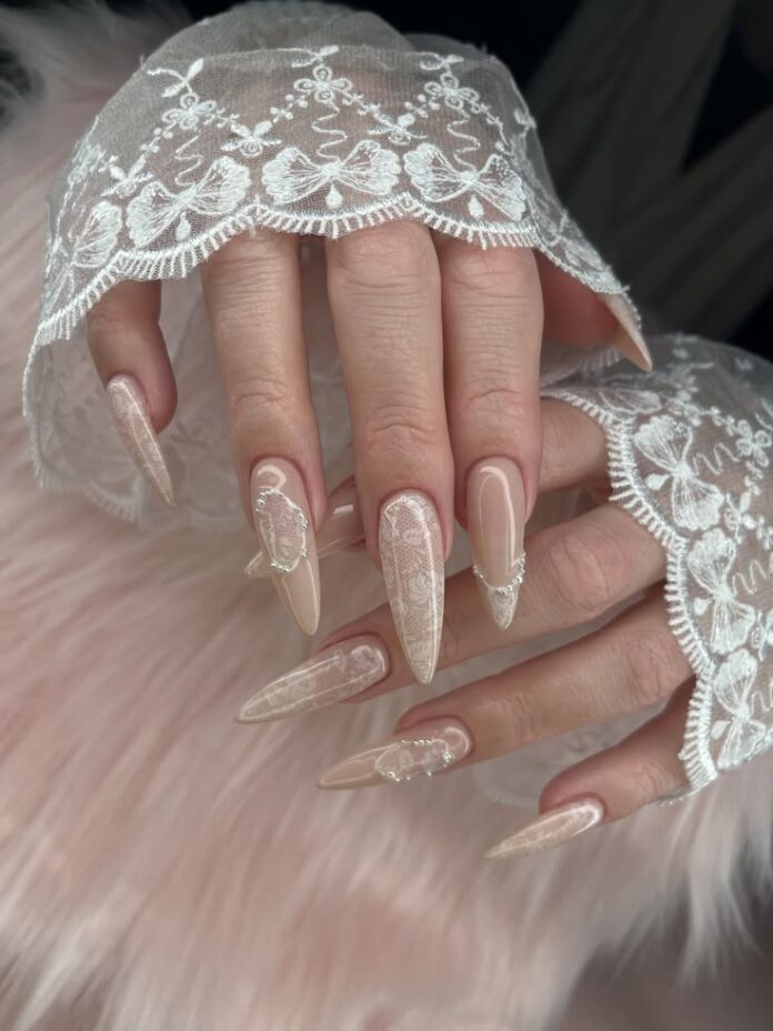 Làm nền ren cùng đá nhỏ