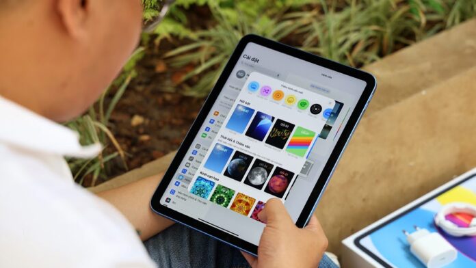 Người dùng trải nghiệm iPad tại Thế Giới Di Động.