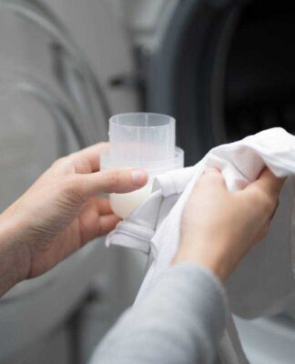 12 lỗi giặt quần áo thường gặp có thể làm hỏng đồ của bạn Một số loại chất liệu đặc biệt cần được giặt bằng nước lạnh để tránh hư hỏng