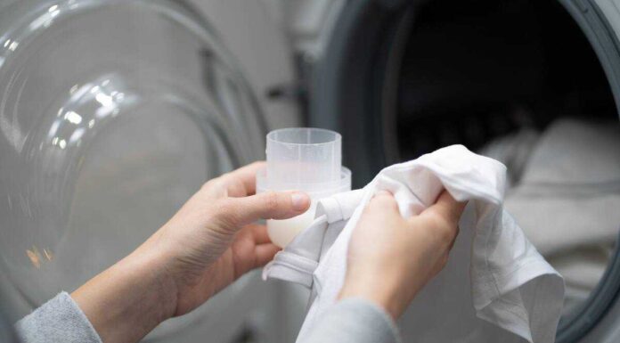 12 lỗi giặt quần áo thường gặp có thể làm hỏng đồ của bạn Một số loại chất liệu đặc biệt cần được giặt bằng nước lạnh để tránh hư hỏng