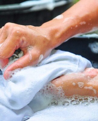 Nên giặt quần áo bằng nước lạnh hay nước nóng? Lời khuyên từ chuyên gia giặt ủi Nước lạnh được xem là lựa chọn thông minh và an toàn nhất khi giặt đồ