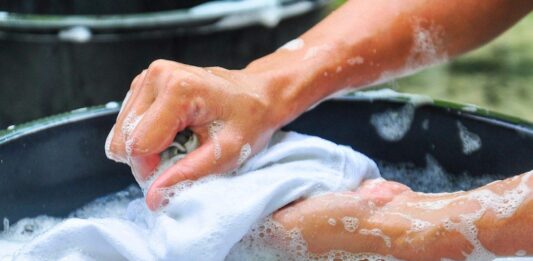 Nước lạnh được xem là lựa chọn thông minh và an toàn nhất khi giặt đồ