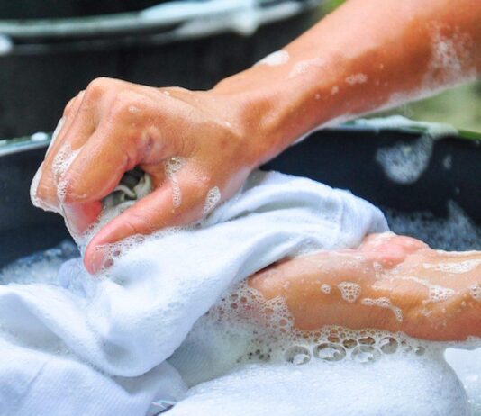 Nước lạnh được xem là lựa chọn thông minh và an toàn nhất khi giặt đồ