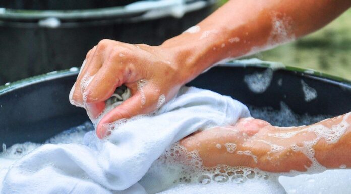 Nên giặt quần áo bằng nước lạnh hay nước nóng? Lời khuyên từ chuyên gia giặt ủi Nước lạnh được xem là lựa chọn thông minh và an toàn nhất khi giặt đồ