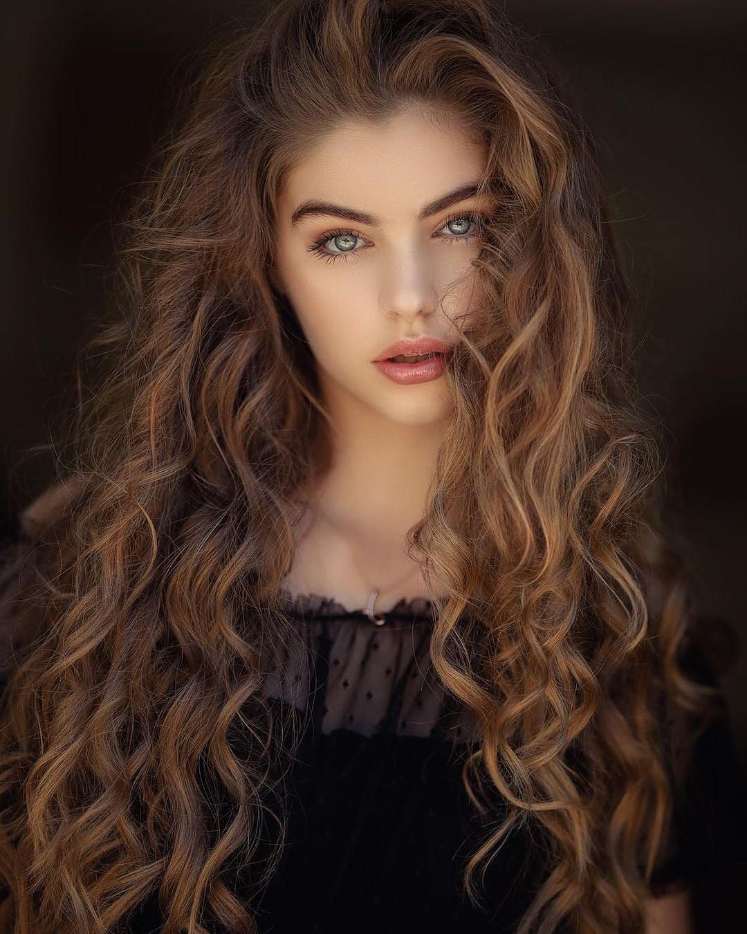 Sóng tóc “beach waves” là một trong những đặc trưng dễ nhận biết nhất của phong cách boho