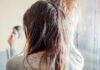15 thói quen phổ biến khiến tóc yếu, dễ gãy rụng Không gội đầu thường xuyên