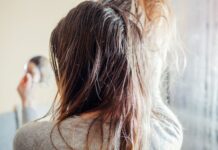 15 thói quen phổ biến khiến tóc yếu, dễ gãy rụng Không gội đầu thường xuyên