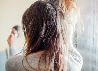 15 thói quen phổ biến khiến tóc yếu, dễ gãy rụng Không gội đầu thường xuyên