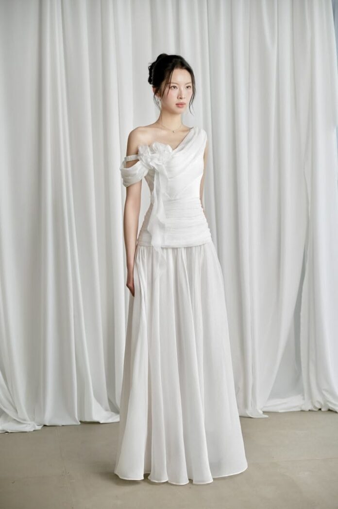 Váy Chiffon trắng lệch vai