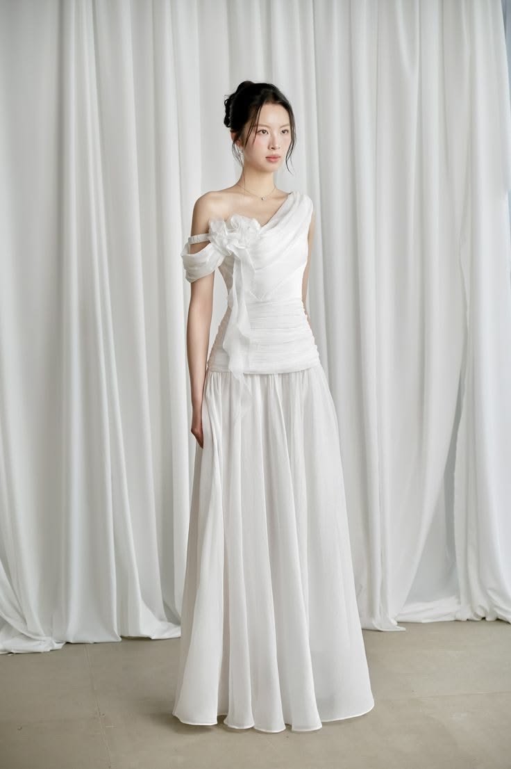 Váy Chiffon trắng lệch vai