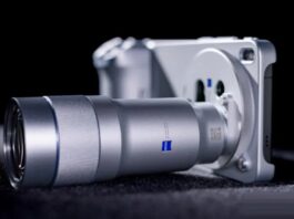 Điện thoại Vivo X300 Ultra với phụ kiện ống kính mở rộng (Ảnh: Internet)