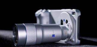 Điện thoại Vivo X300 Ultra với phụ kiện ống kính mở rộng (Ảnh: Internet)