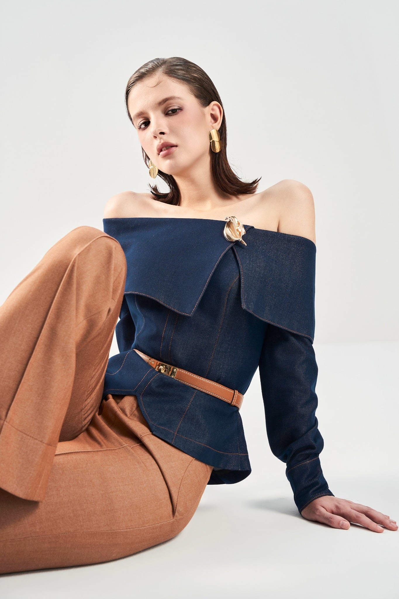 Năm 2026, áo trễ vai được thiết kế có cấu trúc hơn, ít mang tính “lễ hội” mà hướng đến sự thanh lịch