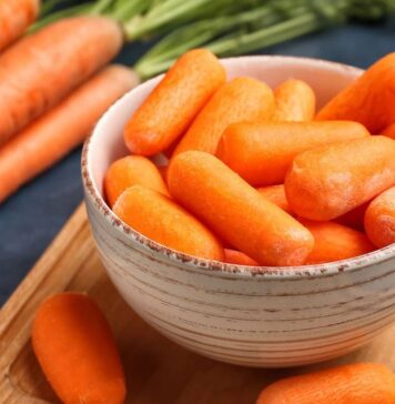 Cà rốt luôn nên được bảo quản trong tủ lạnh thay vì để ở nhiệt độ phòng