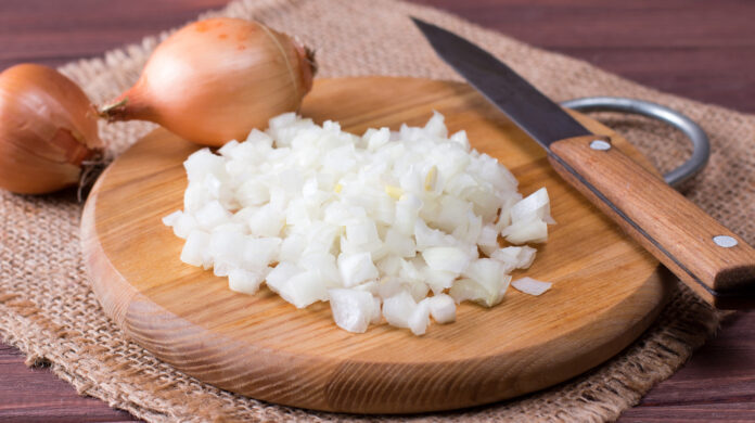 Hành tây đã bóc vỏ hoặc cắt nhỏ cần được bảo quản trong tủ lạnh